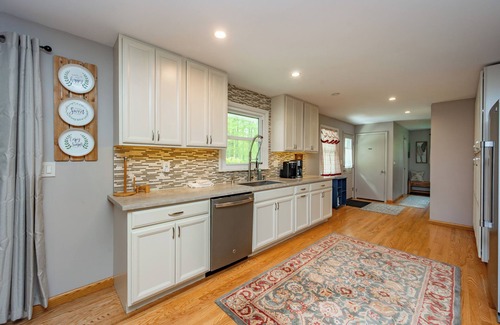 Friendsville House | On Deep Creek Time: Lake Area, Hot Tub, Pool Table, Fireplace!