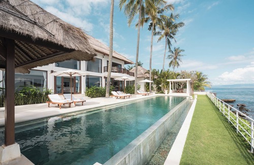 Candi Dasa Villa | On holiday in a contemporary villa feet in water at home.