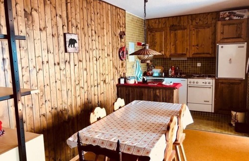 Vex Apartment | On route 1800, the building La Maya, without swimming pool, is close to the ski lifts and the shops.