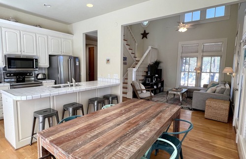 Seaside Cottage | On Seaside Ave. Lock Off w/Amazing Porches, Steps to Beach + 2 Adult Bikes!