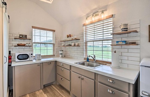 Forestburg Apartment | On-Site Pond and Fire Pit Montague Retreat!