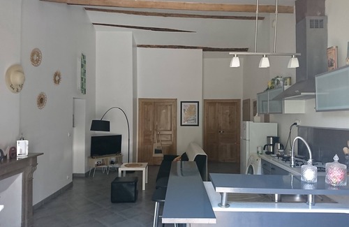 Cruzy Apartment | On the banks of the Canal du Midi, gîte in the vineyards opposite an excellent restaurant