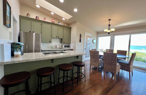 Camano Island House | On The Beach w/Lawn & Watercraft!