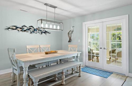 East Rocks House | On the Rocks- Gorgeous Newly Renovated Pool Home