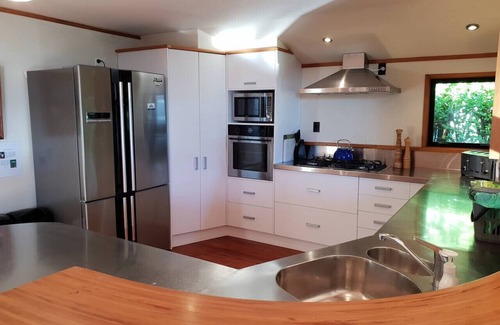 Raglan Apartment | ON THE ROCKS , Whale Bay