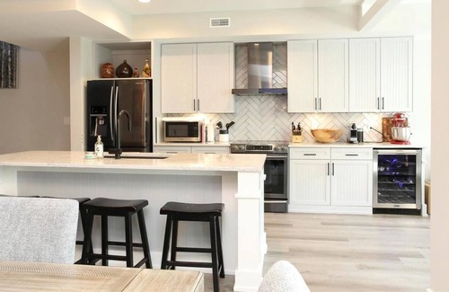 South Pandosy House | On the water, sleeps 12-14 people, with pool!