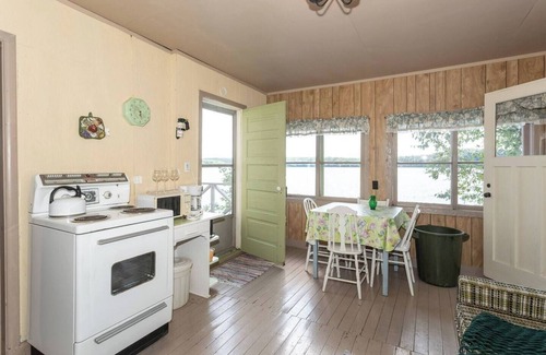 Burk's Falls Cottage | On the waters edge of Lake Cecebe Tranquility above Muskoka at Rockwynn Cottages