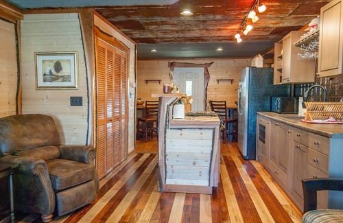Makanda House | On the Wine Trail - Shawnee & Giant City Minutes Away- Jetted Tubs