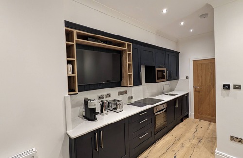 Ealing Apartment | One Bedrm|Open Plan Living|5 min to subway|250Mbps|Workspace|Netflix|Smart Locks