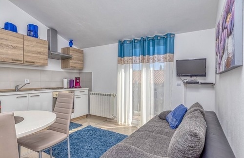 Cancini Apartment | One-Bedroom Apartment Kardumovic No.4 Blue on the Third Floor