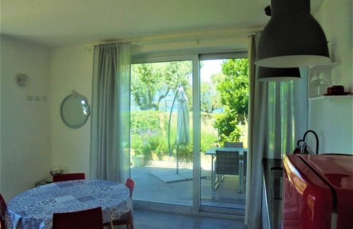 Marone Apartment | One-bedroom apartment with a front-garden garden and panoramic views