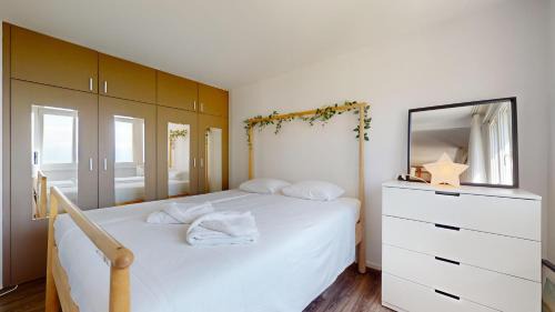 Pully Apartment | One-bedroom apartment with lake view