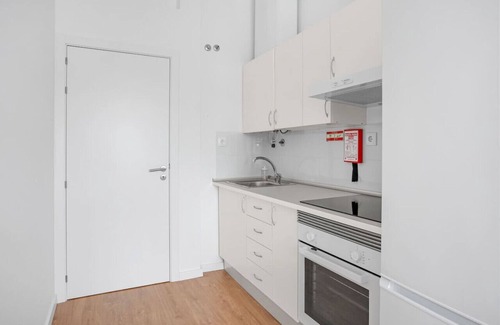 Cacilhas Apartment | One bedroom Apt | Almada | Balcony w/River Views!