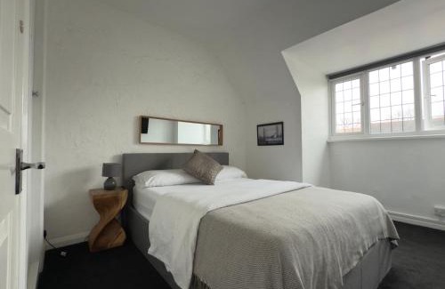 Sutton Apartment | One-Bedroom flat in Cheam Village