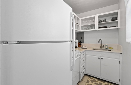 Palm Beach Shores Apartment | one bedroom furnished apartment by beach