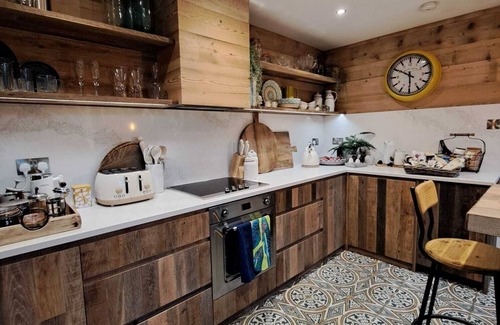 Midhurst Apartment | One Bedroom Garden Apartment - Midhurst Old Town