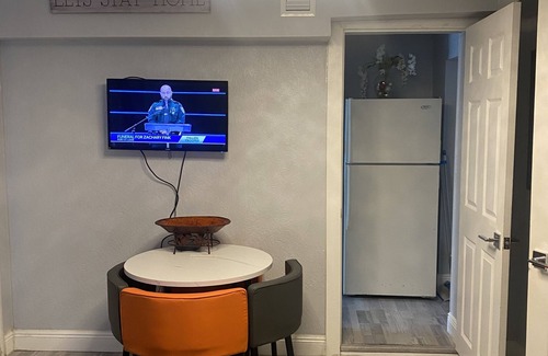 Florida Gardens House | One Bedroom Hideaway with private entrance and garden view