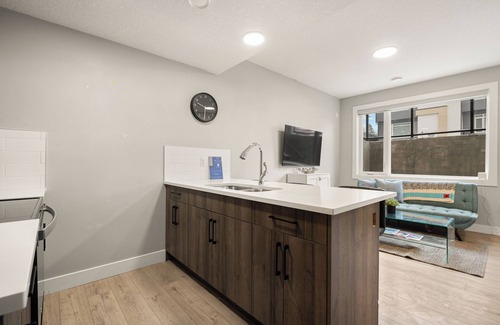 Hillhurst Apartment | One Bedroom home, Central Hillhurst, Sleeps 3, Insuite Laundry