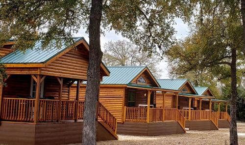 Pipe Creek House | One Bedroom Log Cabin for Family and Pet Friendly Glamping in Pipe Creek, Texas