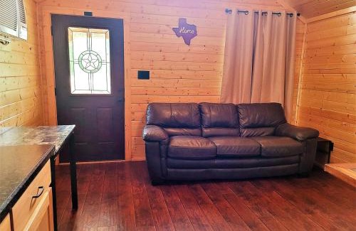 Pipe Creek House | One Bedroom Log Cabin for Family and Pet Friendly Glamping in Pipe Creek, Texas