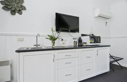 Traralgon Apartment | One-Bedroom Queen Suite