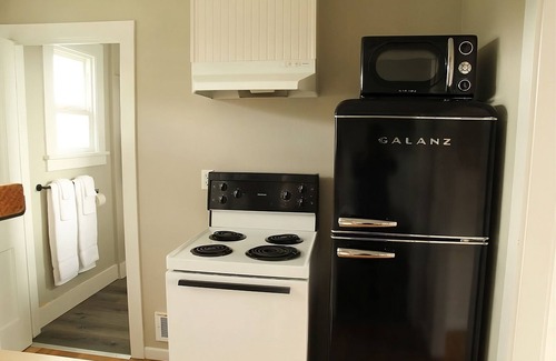 Long Beach Hotel | One Bedroom with Kitchen at Boardwalk Cottages, Free Parking, Full Kitchen