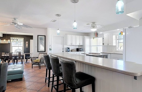 Mcelroys Belleview House | One Block to Beach Heated Pool + Spa Spacious Home