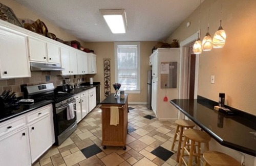 San Jacinto House | One Block to Beach, three blocks to Pleasure Pier