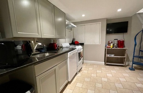 Midtown Village Apartment | ★One BR Condo in Cultural Locale★ 🚶🏻 to Center City ⚡️Wifi ✔NFLX✔Clean