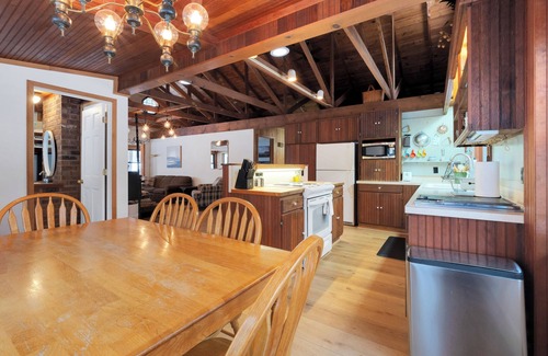 Onekama House | One Cozy Cottage- Sunkissed Days & Relaxing Evenings – Book Today!