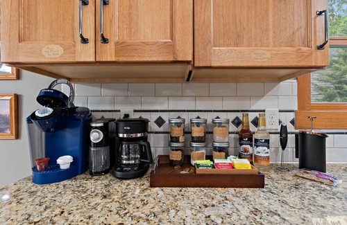 Rochester House | One Level Retreat 10 min to Mayo: Power recliner, Jacuzzi tub, Deck w Grill