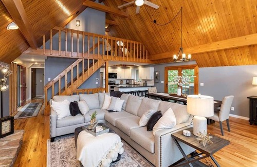 Ankeny House | One-of-a-kind home in Ankeny on 1.8 acres with a pond. You will truly feel like you are on a resort but will be able to have this piece of paradise all for yourself.