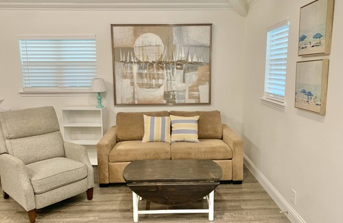 Ferris House | One room guest house with private pool & hot tub, 20 min from Dallas