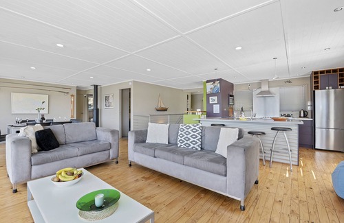 Okere Falls Cottage | Onepoto Bay Lakehouse - Lake Rotoiti Holiday Home