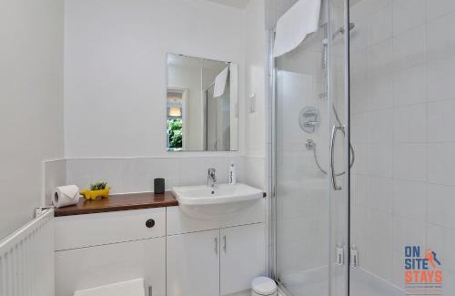 Greenhithe Apartment | OnSiteStays - Contemporary 2 Bed Apt with Ensuite, 2 x Free Parking Spaces & a Balcony