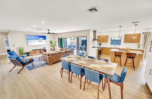 Bermuda Riviera House | Open Concept Bungalow | Walk to Beach | Lush Neighborhood | Pearl Key