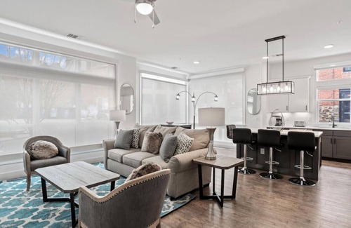 East End - Valley Street Condo | Open Floorplan Ideal Location
