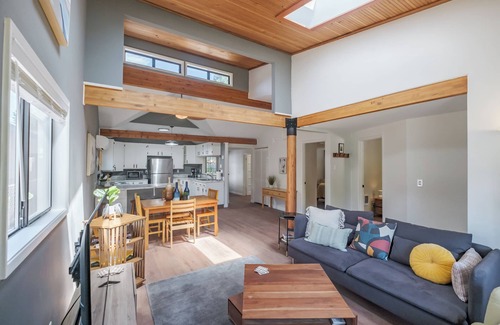 West Salem House | Open plan 3-bedroom house with AC, WiFi in charming Salem neighborhood