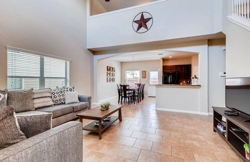 West San Antonio House | *OPEN* POOL/PARK-SEAWORLD/SIXFLAGS/LacklandBMT/shopping/Alamo. *EXTREMELY CLEAN*