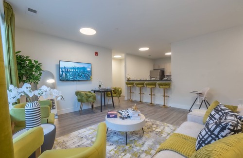 Orange Apartment | Opulence in Olive with Free Parking+EV Charge. 2 Bath & Sleeps 8.✨20% OFF 7days✨
