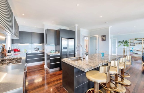 Orakei House | Orakei Grandeur Mansion with Sea Views & Pool