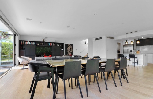 Orakei House | Orakei Oasis l Quality 3 Bed House inc. Views