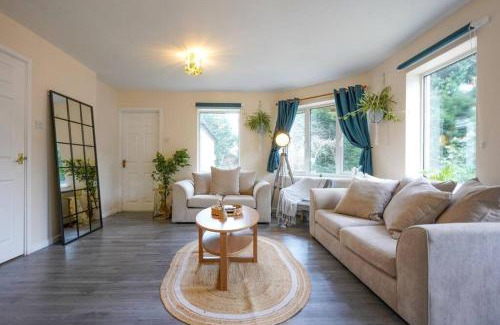 Great Billing House | Orchard Bungalow - Sleeps 10 - Close to Town Centre - Free Parking, Pool Table, Fast Wi-Fi and Smart TV with Netflix by Yoko Property