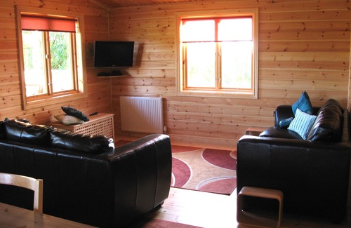 Ryther Cabin | Orchard Lodge, Exclusive Log Cabin, York riverside village 2m P+R, 4m city walls