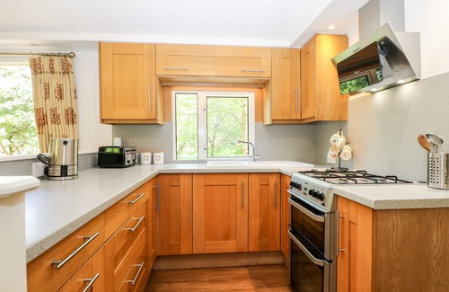 Staplefield Cottage | ORCHARD LODGE, pet friendly, with a garden in Bolney