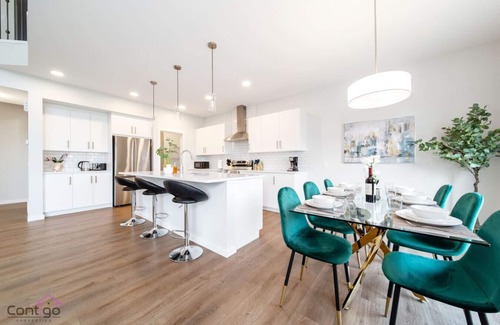 Southeast Edmonton House | Orchards Retreat | AirCon | Sleeps 10 | Near Airpt