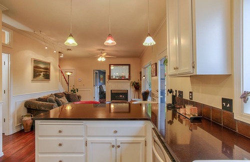 West Salem House | Oregon Winemakers Beautiful Colonial in Salem - Minutes to world class wineries