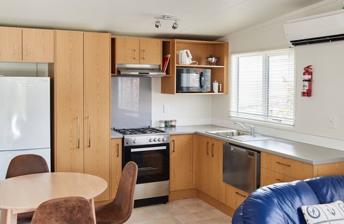 Orewa Cabin | Orewa Kiwi Cabins - Kingfisher