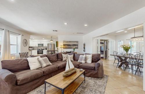 South Poinsettia House | Organic Fun