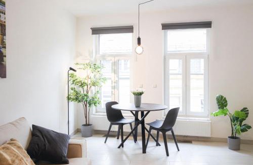 Gare Apartment | Origer Apartments by Rentaroo